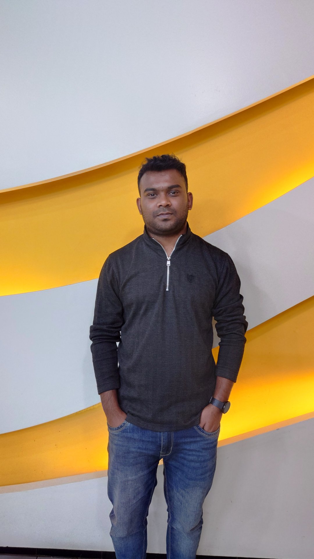 পথচলার মাঝে একটুকরো শিল্প — Street photo by Subroto Das