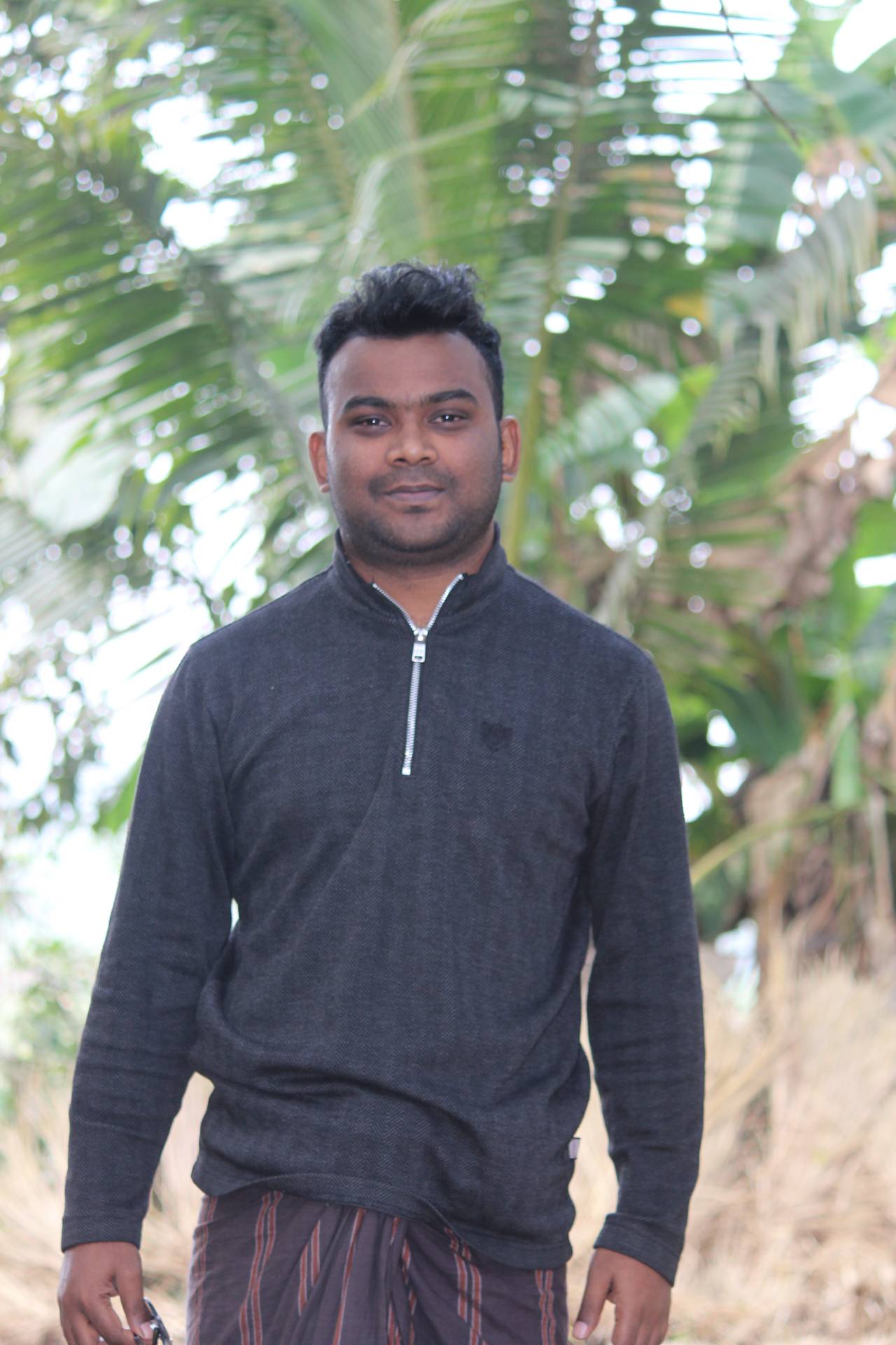 পথচলার মাঝে একটুকরো শিল্প — Street photo by Subroto Das