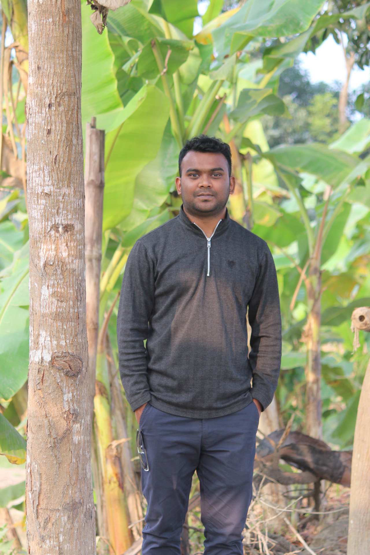 পথচলার মাঝে একটুকরো শিল্প — Street photo by Subroto Das