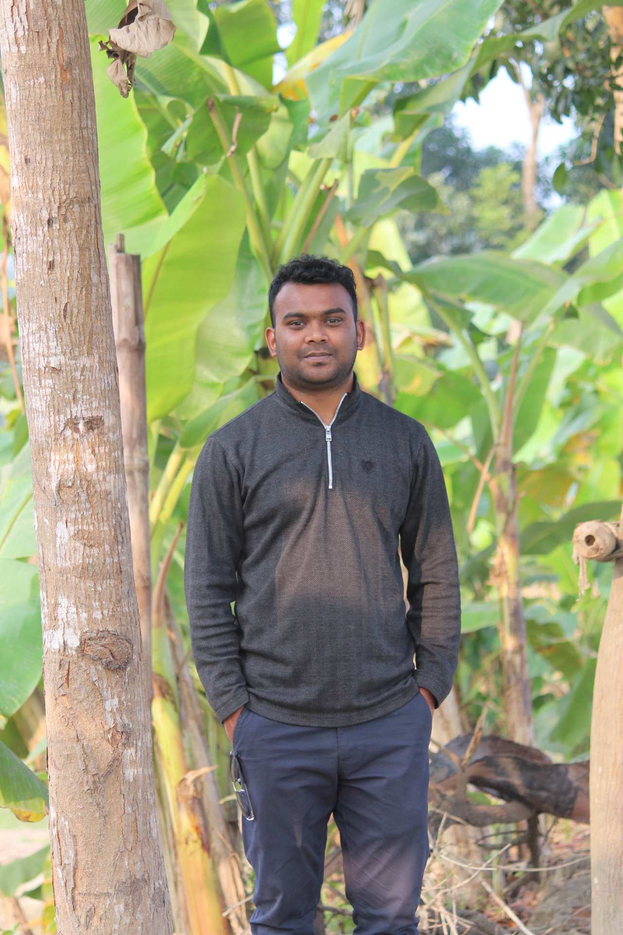 পথচলার মাঝে একটুকরো শিল্প — Street photo by Subroto Das
