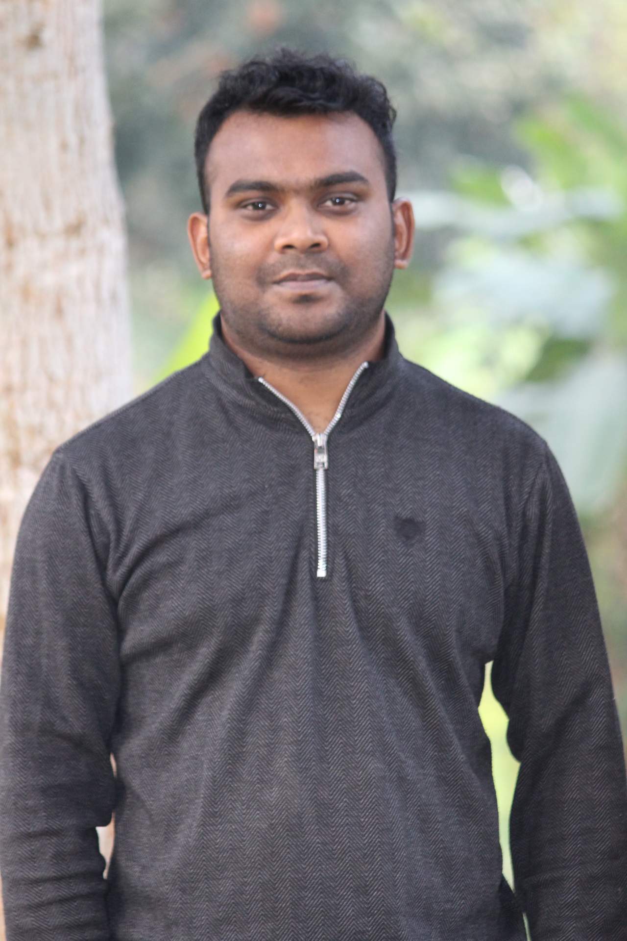 পথচলার মাঝে একটুকরো শিল্প — Street photo by Subroto Das