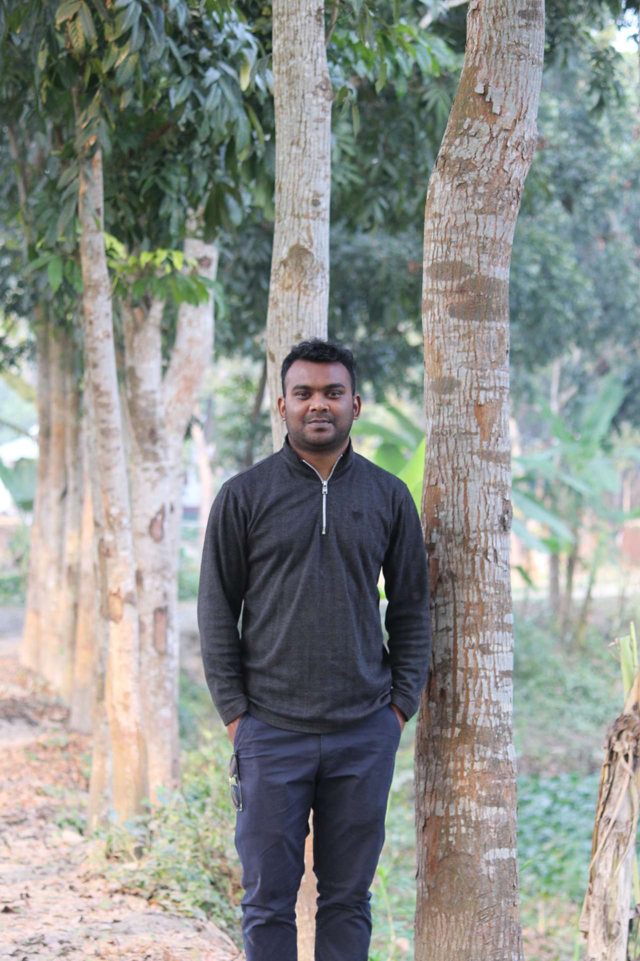 পথচলার মাঝে একটুকরো শিল্প — Street photo by Subroto Das
