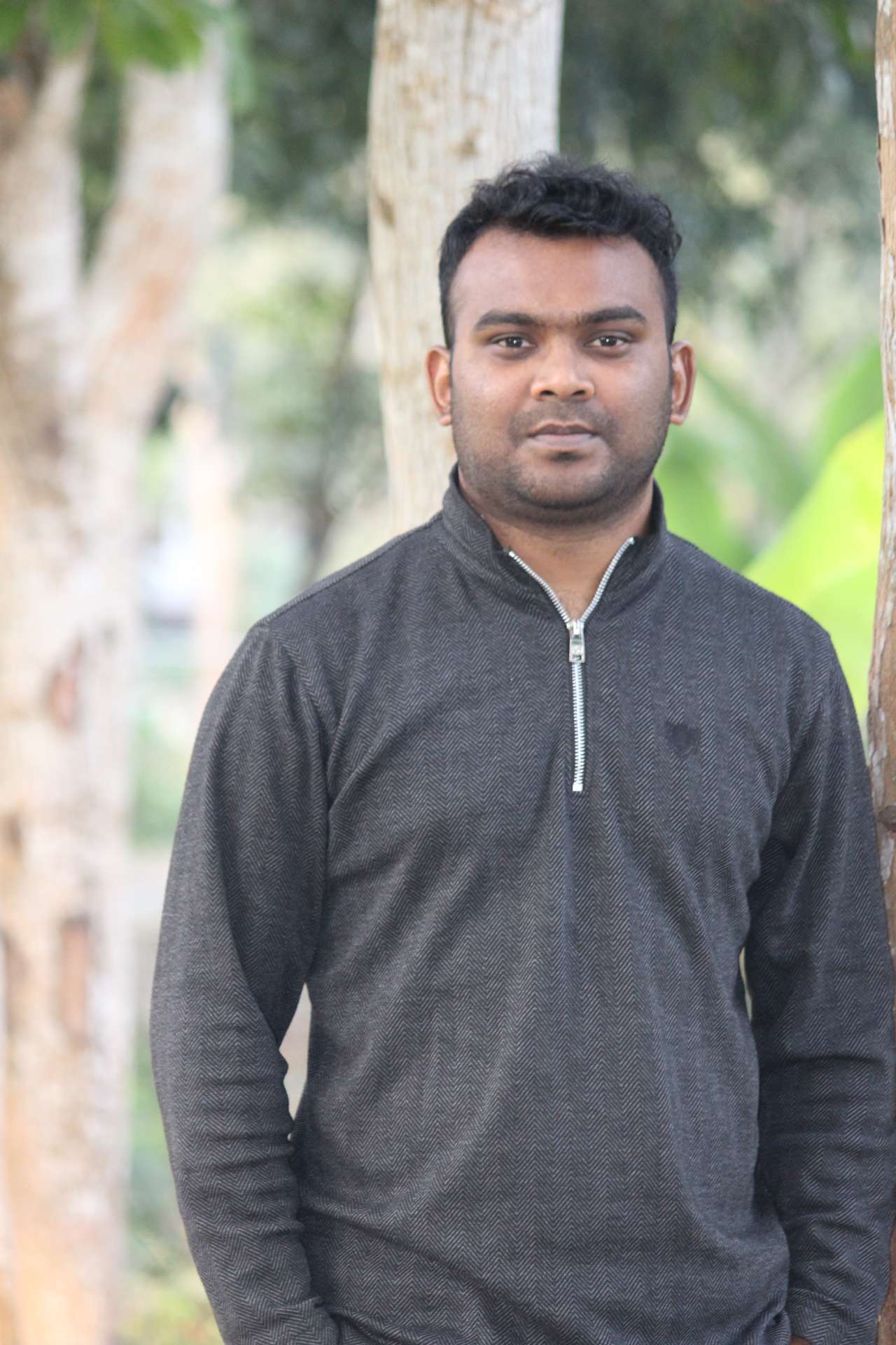 পথচলার মাঝে একটুকরো শিল্প — Street photo by Subroto Das